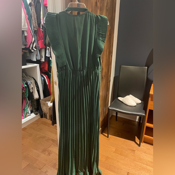 Never worn green dress - Picture 2 of 4